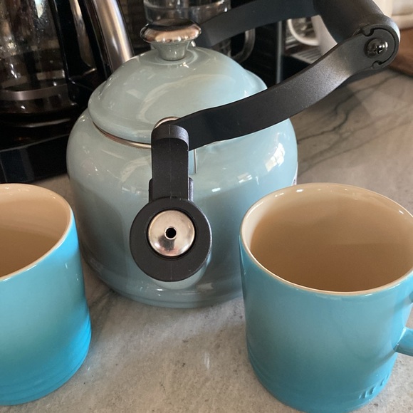 Le Creuset Enamel on Steel 1.25 Quart Demi Tea Kettle, Sea Salt - with 2 mugs - Picture 7 of 11